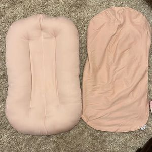 Snuggle Me infant lounger (0-9m) in the shade Sugar Plum